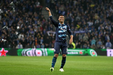 El brasileño fue fichado por el Real Madrid en 2013 y a los dos años le cedieron al Oporto. En Portugal se ganó el cariño de todos los aficionados ‘Dragões’ por su rendimiento, anotando cuatro goles siendo mediocentro defensivo y alcanzando los cuartos de final de la Champions League. ‘Case’ cayó de pie y en consecuencia, los ‘Azuis e Brancos’ querían ejercer la opción de recompra. No obstante, Rafa Benítez, el entonces entrenador madridista, pidió su fichaje, por lo que los merengues desembolsaron siete millones y medio para volver a hacerse con los servicios del jugador.