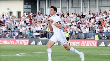 Dotor celebra su gol al Barcelona Atlétic en la primera eliminatoria del Castilla en el playoff de ascenso a Segunda.