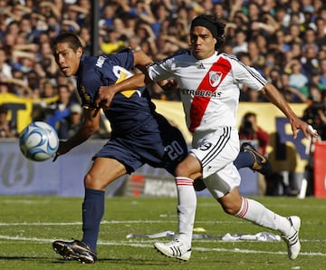 En Boca Juniors ganó 5 títulos: la Recopa Sudamericana en el 2008, el Torneo Clausura en el 2006, la Recopa Sudamericana en el 2006, la Copa Libertadores de América en el 2007 y el Torneo Apertura en el 2008.