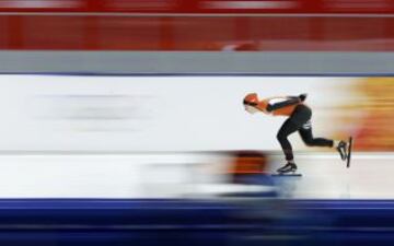 Irene Wust en la final de 3000 metros de patinaje de velocidad.