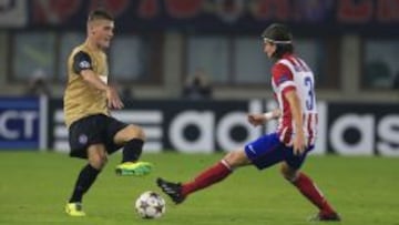 Filipe Luis, retirado en Viena con una contractura en el muslo