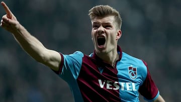 El delantero noruego del Trabzonspor, Alexander S&ouml;rloth, durante un partido.