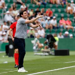 Iraola: “Hubo dos partidos: uno antes y otro después de la expulsión”