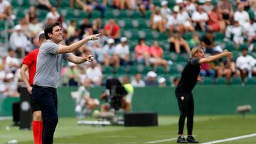 ELCHE (ALICANTE), 29/04/2023.- El entrenador del Rayo Vallecano, Andoni Iraola (i) da instrucciones a sus jugadores durante el partido de la jornada 32 de LaLiga Santander que disputan Elche y Rayo Vallecano este sábado en estadio Martínez Valero de Elche. EFE/Manuel Lorenzo