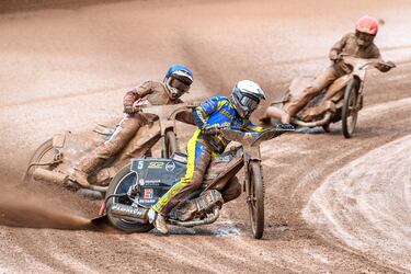El National Speedway Stadium de Mánchester, el hogar de los equipos de carreras Belle Vue Aces y Belle Vue Colts, acogió la cita del Campeonato del Mundo de speedway entre Belle Vue Aces y Sheffield Tigers. En la imagen, Tai Woffinden (blanco), Connor Mountain (azul) y Dan Bewley (rojo) derrapan en un momento de la prueba.