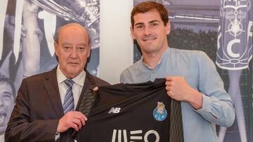 El presidente del Oporto, Jorge Pinto da Costa, con Iker Casillas.