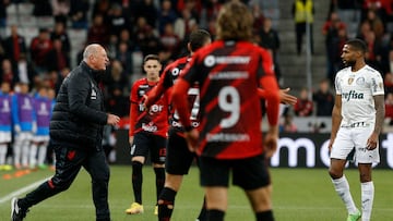 Athletico Paranaense's coach Luiz Felipe Scolari (L) enters to the field to protest during the Copa Libertadores first leg semifinal all-Brazilian football match against Palmeiras, at the Arena da Baixada stadium, in Curitiba, Brazil, on August 30, 2022. (Photo by Albari Rosa / AFP)