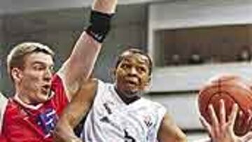 <b>INSUFICIENTE.</B> Michael Hawkins no le está dando al juego del Madrid la dirección que necesita.