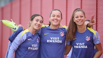 Júlia Bartel, Amaiur Sarriegi y Xènia Pérez, antes de un entrenamiento con el Atlético esta semana.