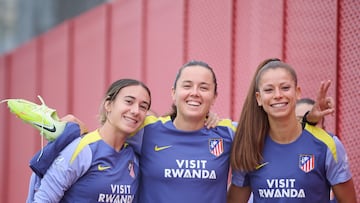 Júlia Bartel, Amaiur Sarriegi y Xènia Pérez, antes de un entrenamiento con el Atlético esta semana.
