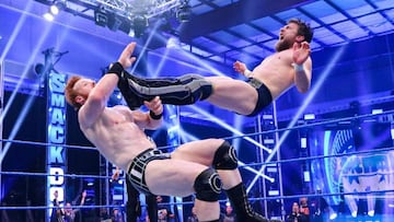 Daniel Bryan golpea a Sheamus durante SmackDown.