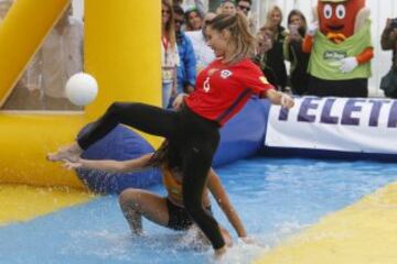 La candidata a reina del Festival de Vina, Gala Caldirola participa de partido de futbol acuatico realizado en la av Peru.