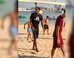 Día de fútbol en la playa... pero aparece Lamine Yamal a jugar
