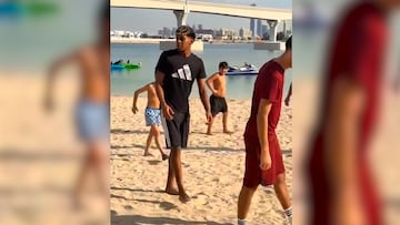 Así fue el caso de estos afortunados niños en alguna playa de Dubái.
