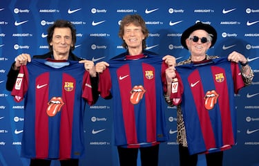 Ronnie Wood, Mick Jagger y Keith Richards, miembros de los Rolling Stones, posan con la camiseta con la que el Barcelona jugó aquel día. Los miembros de la banda asistieron al encuentro desde el palco.