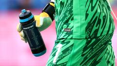 La botella de Jordan Pickford durante la tanda de penaltis ante Manuel Akanji.