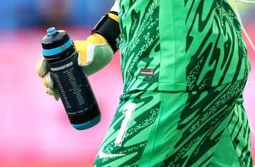 La botella de Jordan Pickford durante la tanda de penaltis ante Manuel Akanji.