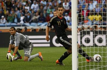 Miroslav Klose puso el punto final al orgullo argentino al marcar el segundo gol del encuentro. A falta de 25 minutos para el final del encuentro, el delantero, de origen polaco, ponía el broche a una jugada colectiva germana: Khedira pasó a Müller, que recibió de espaldas. Éste consiguió meter un pase al hueco a Podolski, que solo en el área, asistió a Klose para que éste marcase...