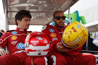 Lewis Hamilton y Charles Leclerc de Ferrari  llegando al Circuito Internacional de Sakhir, en Bahréin.