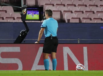 El árbitro Tobias Stieler consulta en el VAR el penalti a favor de la Juventus.