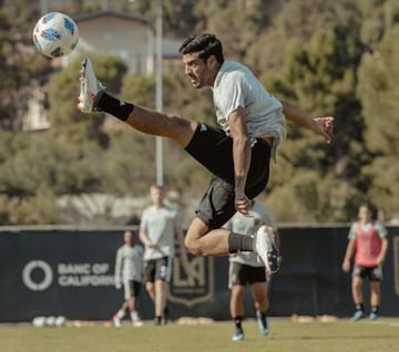 El buen ambiente y la clásica sonrisa de Vela lo acompañan en todo momento. Existe gran expectativa por lo que pueda aportar a su equipo y a la Liga.