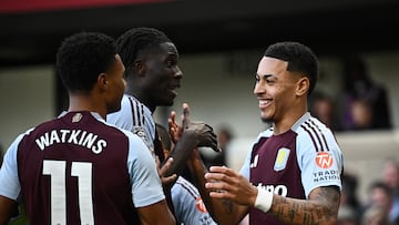 Los jugadores del Aston Villa celebran la remontada ante el Fulham.