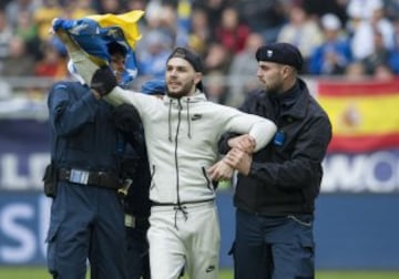 Un espontáneo saltó al campo interrumpiendo el partido.