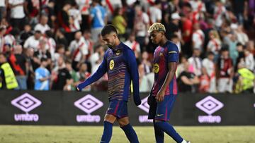MADRID, 31/08/2025.- Los jugadores del FC Barcelona Lamine Yamal (d) y Ferrán Torres tras el partido de la tercera jornada de LaLiga entre el Rayo Vallecano y el FC Barcelona, este domingo en el estadio de Vallecas. EFE/FERNANDO VILLAR