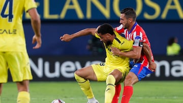 VILLARREAL (COMUNIDAD VALENCIANA), 19/08/2024.- El extremo nigeriano del Villarreal Arnaut Danjuma (i) pelea una posesión con 'Koke' Resurrección, del Atlético de Madrid, este lunes, en un partido de la primera jornada de LaLiga EA Sports, entre el Villarreal CF y el Atlético de Madrid, en el Estadi de la Ceràmica de Villarreal (Comunidad Valenciana). EFE/ Manuel Bruque