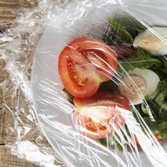 El truco para que no se pegue ni se rompa el papel film en la cocina