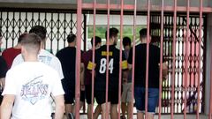 Aficionados del Elche acceden al entrenamiento para pedir la reacción del equipo