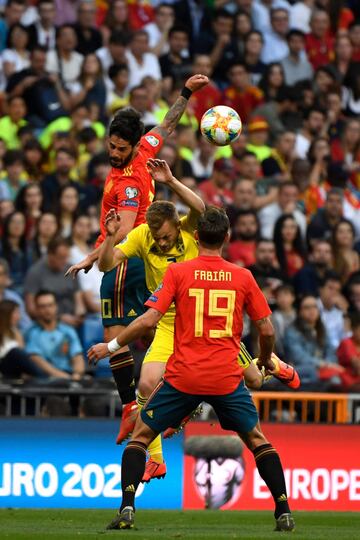 Isco y Sebastian Larsson.