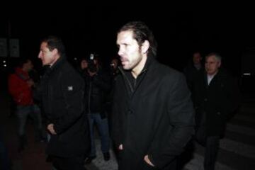 Simeone llegando al Tanatorio de "La Paz", en Tres Cantos, donde se encuentra instalada la capilla ardiente del entrenador y exseleccionador nacional Luis Aragonés, que ha fallecido esta mañana en Madrid a los 75 años de edad.