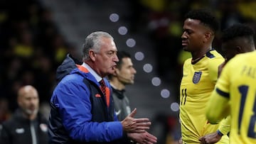 Soccer Football - International Friendly - Ecuador v Iraq - Metropolitano, Madrid, Spain - November 12, 2022   Ecuador coach Gustavo Alfaro gives instructions to Michael Estrada REUTERS/Violeta Santos Moura