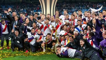 Los jugadores de River celebran sobre el c&eacute;sped del Bernab&eacute;u el triunfo en la final de la Copa Libertadores.