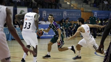 Trofeo Costa del Sol de hace dos temporadas. Rodríguez bota el balón ante Thompkins y Llul. Este partido se jugó en Marbella.
