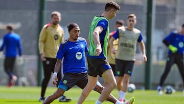 Raphinha, que apunta a titular, en el entrenamiento de ayer