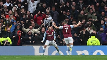 Emiliano Buendía, jugador del Aston Villa, celebra el gol ante el Tottenham.