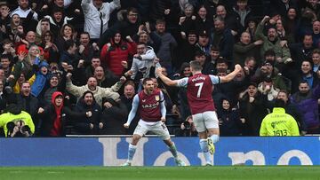 Emiliano Buendía, jugador del Aston Villa, celebra el gol ante el Tottenham.