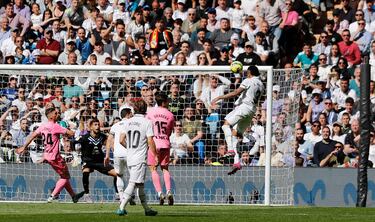 El central brasileño remató, con poderío, un centro de Tchouaméni.