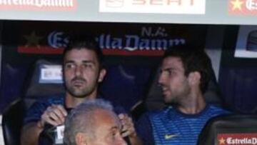 <b>LO VIO SENTADO. </b>Fàbregas vio el partido del Bernabéu desde el banquillo sentado junto a Villa, Bartra y Tello. Este último sí jugó unos minutos.