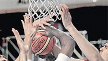 <b>UNA RED. </b>El francés Turiaf intenta anotar ante una red de manos.