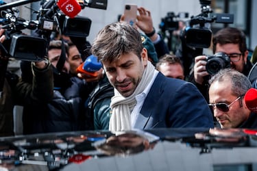 Piqué declara y se emociona ante la jueza