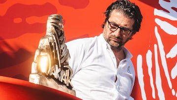 David Castera, director del Dakar, mira el trofeo Touareg.