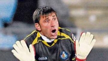 <b>QUISO EVITAR A BODIPO. </b>El Pato se sorprendi¨® por el penalti a Bodipo e insiste en que no se lo hizo.