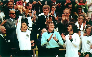 El Kaiser era el líder de la defensa del Bayern y de la selección alemana en los 60 y 70. Su poderío físico y su habilidad subiendo con el balón hacían de él un jugador muy completo. Ganó 3 Copas de Europa seguidas 1974,75 y 76 además del Mundial con la selección de Alemania Federal. 2 balones de Oro en su palmarés los de 1972, tras ganar Euro con Alemania Federal y en 1976.