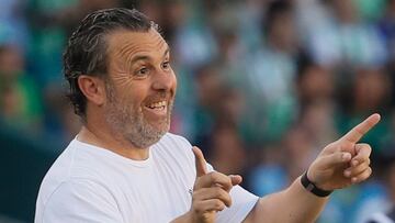 Sevilla, 24/09/2023.- El entrenador del Cádiz, Sergio González, da intrucciones este domingo, durante el partido de liga disputado en el estadio Benito Villamarín de Sevilla. EFE/ José Manuel Vidal
