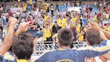 <b>CLASIFICADOS. </b>Los jugadores de la Unión Deportiva celebran con los aficionados el pase a la siguiente eliminatoria de ascenso.