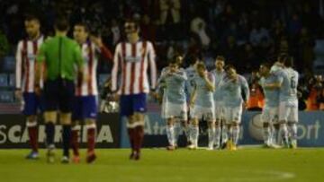 DESOLACIÓN. Los jugadores del Celta celebran un gol y los del Atlético marchan cabizbajos.