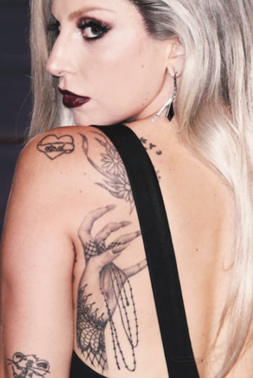 La cantante Lady Gaga tambi¨¦n ha adornado su piel con numerosos tatuajes, en general de dudoso gusto como estos